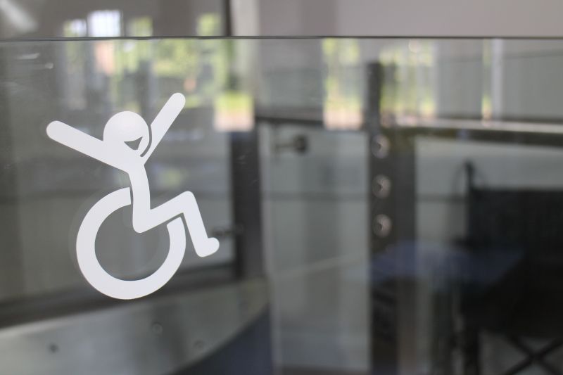 Лифт для подъёма инвалида-колясочника на базе ножничного стола Edmolift 114