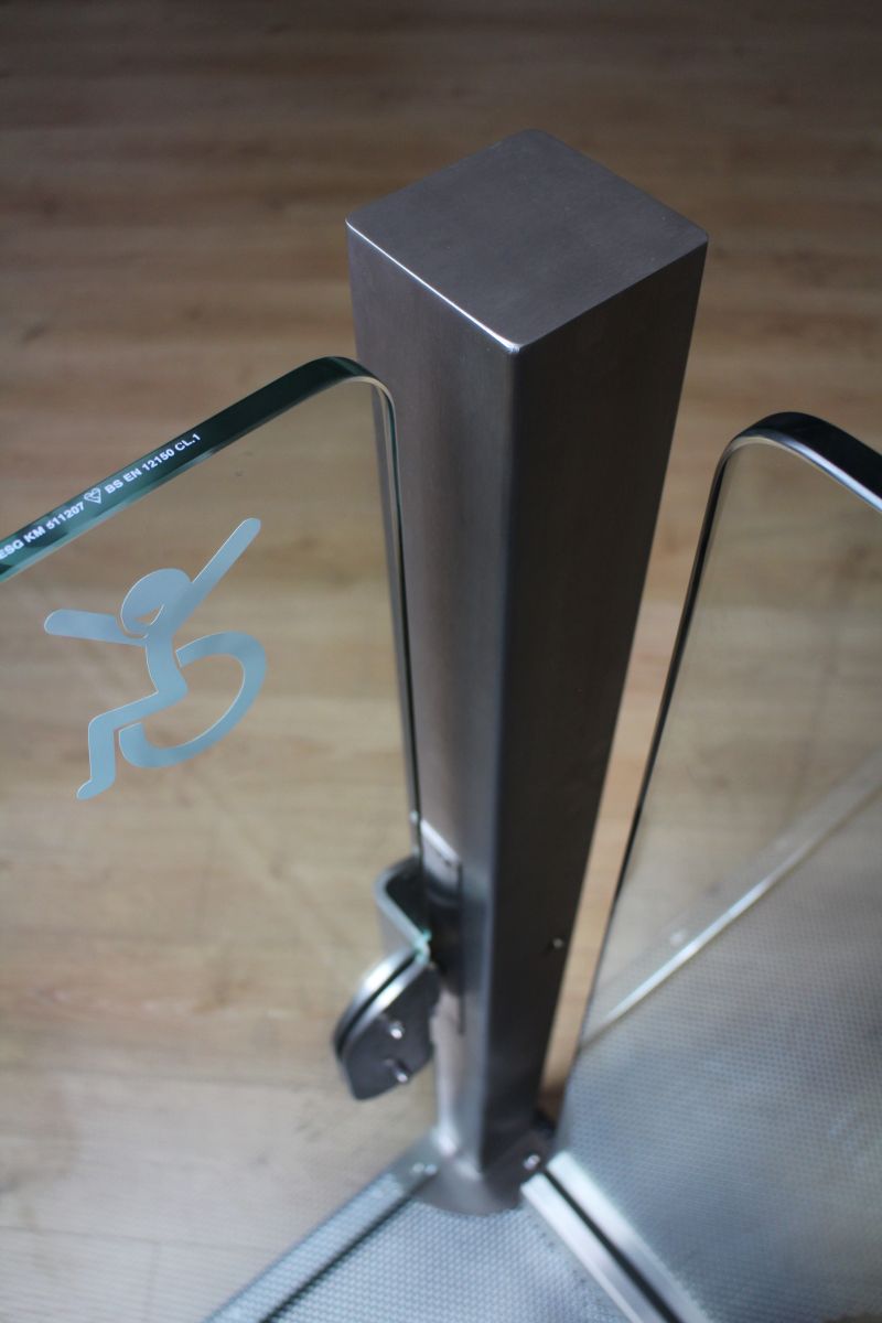 Лифт для подъёма инвалида-колясочника на базе ножничного стола Edmolift 163