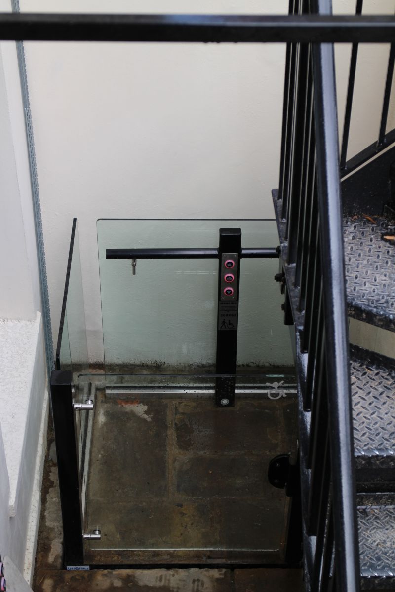 Лифт для подъёма инвалида-колясочника на базе ножничного стола Edmolift 174